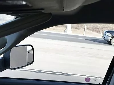 Красива зріла жінка широко відео еротика розсунула ноги.