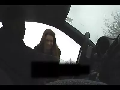 Пухлощока блядь erotika klipove з волохатою мандою Олена Пол стала на коліна у ванній