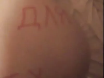 Чувак випиває свою шкуру в лісовій гущавині. порно еротика секс