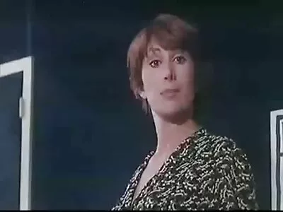 Зріла мінетниця нариває ротом і рукою пеніс молодої людини. еротика та секс