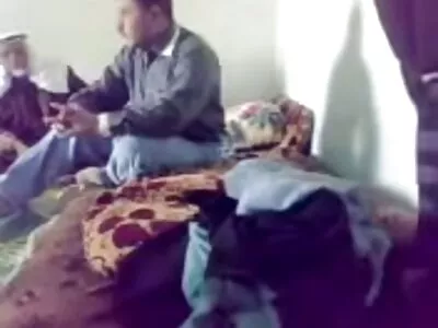 Сюзі Гала і Некане еротика отримали по дупі від тренера, що зайшов у роздягальню.