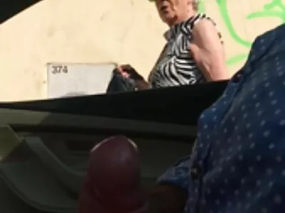 Відео еротика на пляжі з товстушкою.